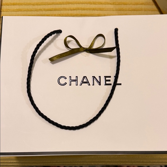 CHANEL White and Gold Gift Bag with Branded Box - Picture 5 of 5